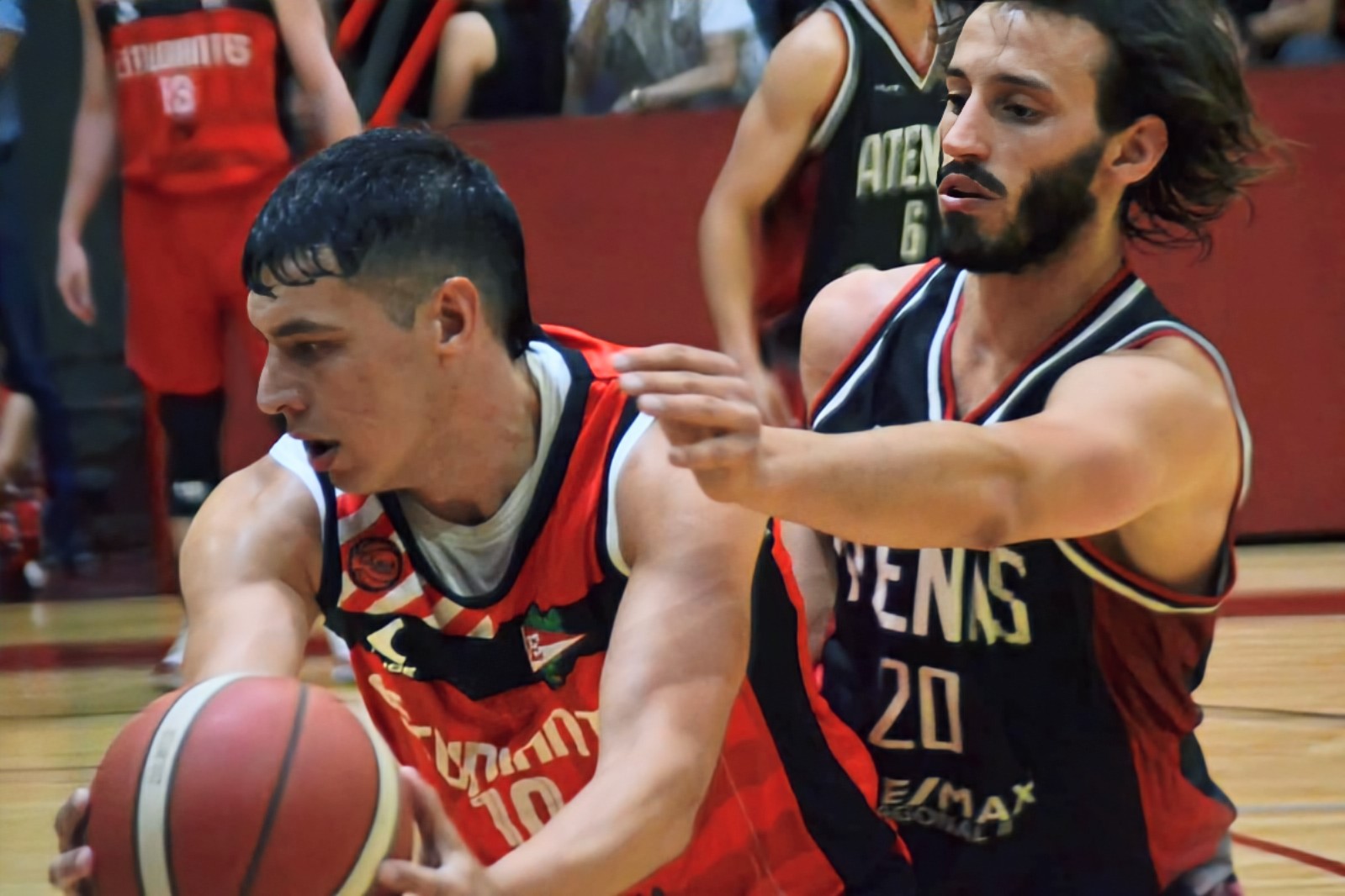 El León rugió en calle 13 y habrá tercer juego