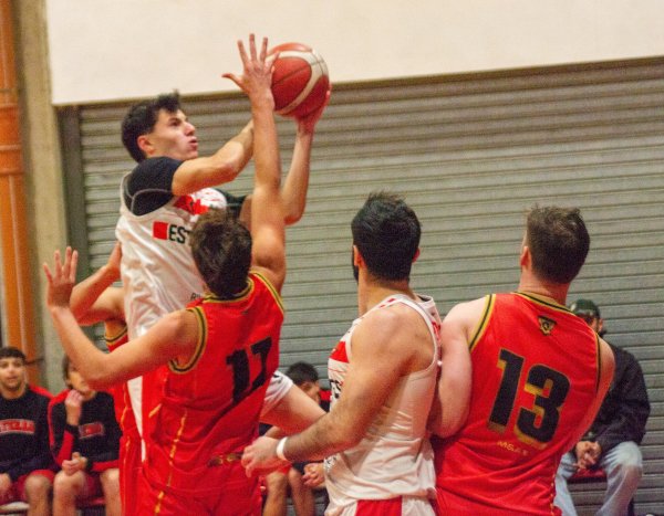 El Picha aguant&oacute; el final y derrot&oacute; a Atenas