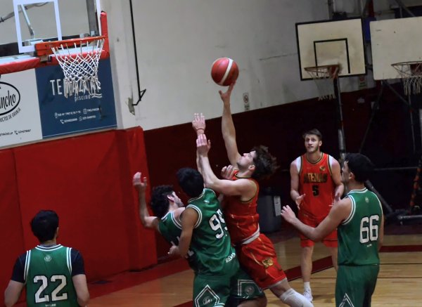 Atenas se repuso del golpe y aplast&oacute; a Astillero
