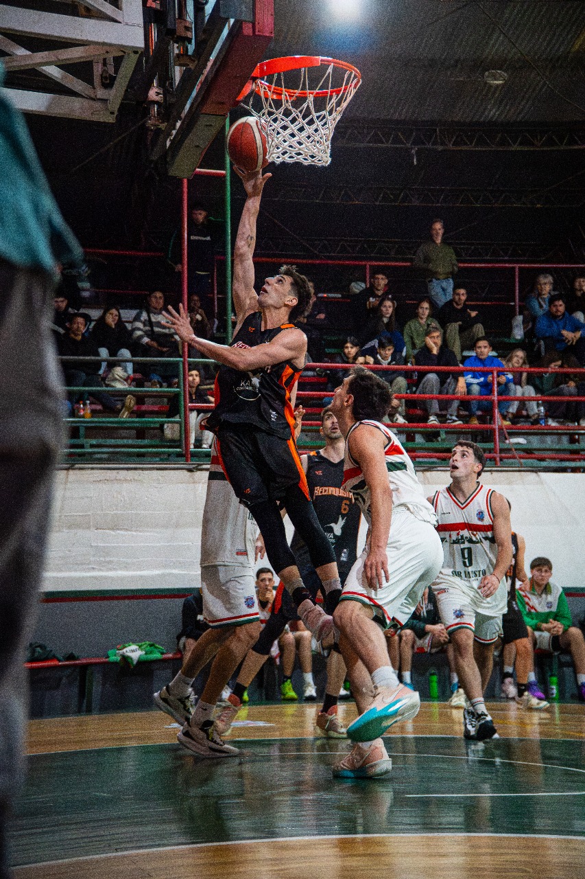 Reconquista lo cerró mejor, derrotó a Universal y respiró